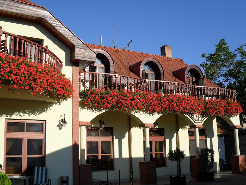 Hotel St.Florian Sturovo Exterior photo